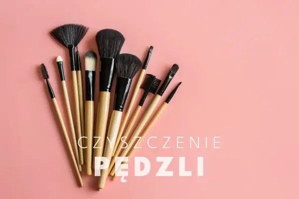Zestaw pędzli do makijażu na różowym tle. Dowiedz się, jak myć pędzle do makijażu, by służyły Ci dłużej.