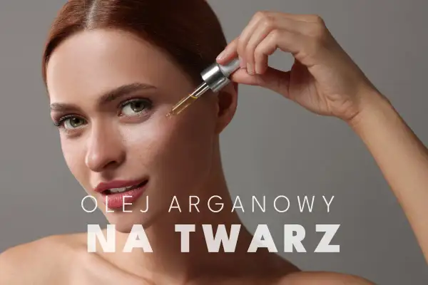 Kobieta aplikuje olejek arganowy na twarz. Poznaj jego cudowne właściwości dla Twojej skóry.