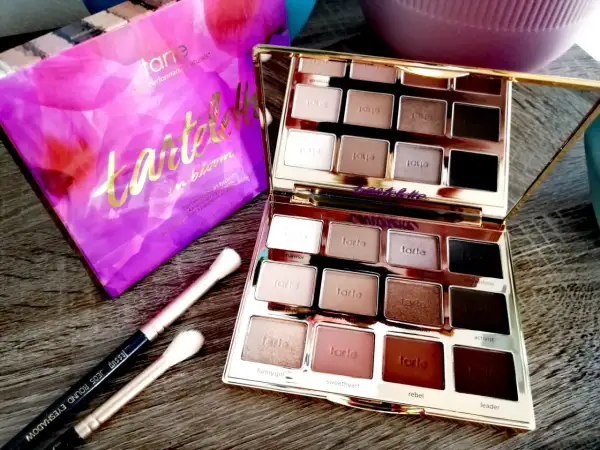 Tartelette in bloom, tarte paleta cieni do powiek z pędzlami.